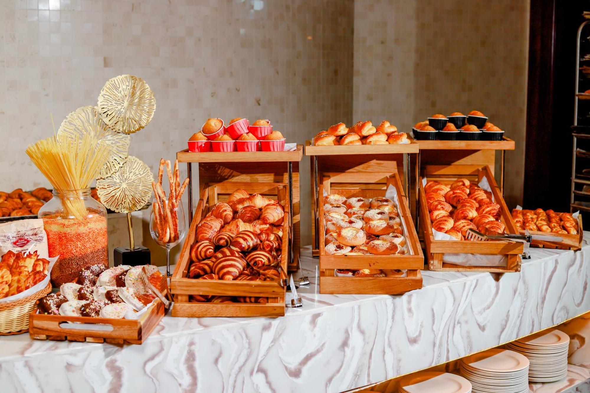 Rixos Borovoe Hotel Shchūchīnsk Bagian luar foto A pastry buffet